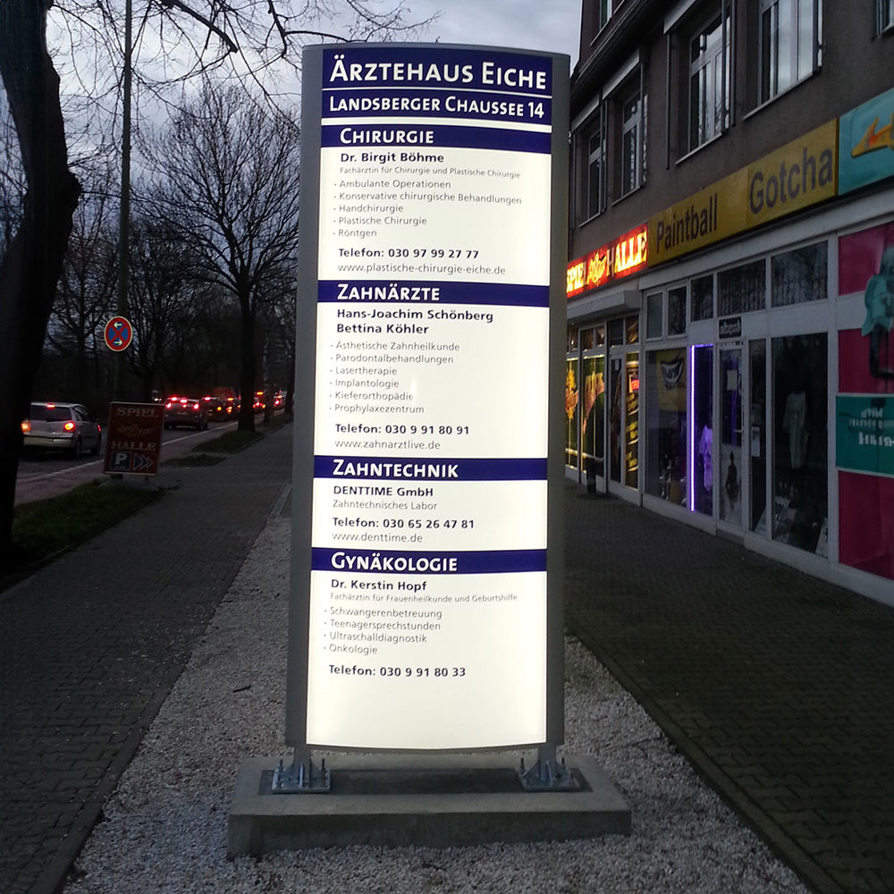 Werbepylon Stele C beleuchtet - Werbepylon Berlin - Ärztehaus Zahnarzt Zahntechnik